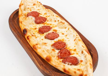 Пиде с сыром и суджуком