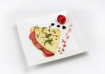 Омлет с пепперони