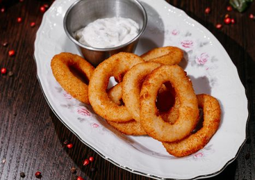 Луковые кольца с соусом тартар