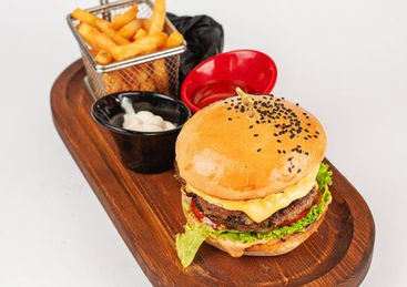 Бургер с картофелем  фри из говядины 