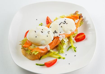 Брускета с семгой, пашот и голландским сыром