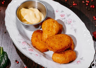 Куриные наггетсы с сырным соусом