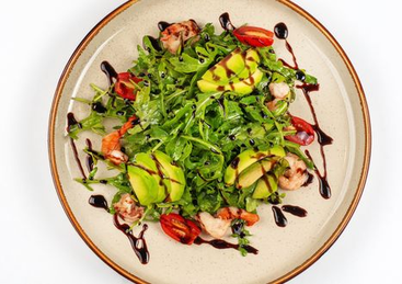 Руккола с  креветками и авокадо