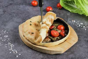 Печень говяжья с овощами на сковороде