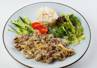 Говядина в сливочном соусе с рисом 