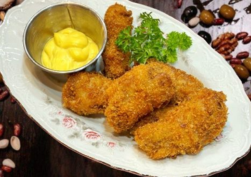 Хрустящие куриные крылышки с сырным соусом